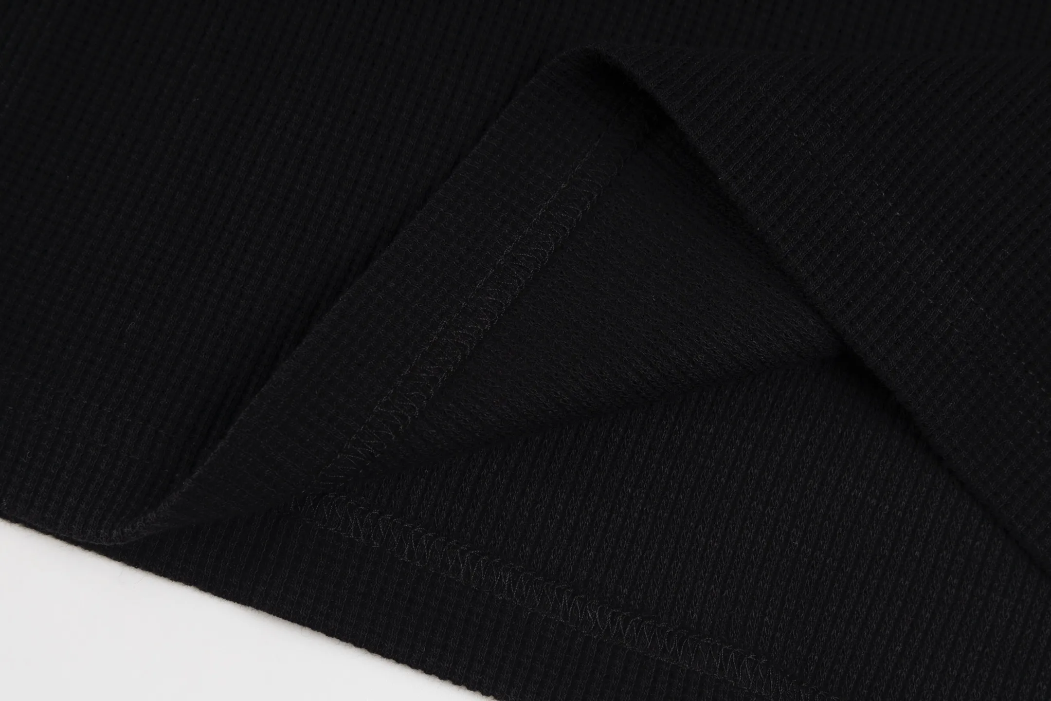 🅿️280 [Exclusive supply] CH Kroxin Sanskrit embroidered waffle short sleeves (black) The fabric is made of high-quality 230G cotton terry fabric, which is known for its clear lines and soft and delicate texture. Its waffle design not only enhances the visual effect, but also improves the breathability of the fabric. The embroidery patterns on the short sleeves are completed through fine handcrafts. In terms of craftsmanship, this short sleeve uses a special weaving machine to ensure the lightness and comfort of the fabric. The six prints on each piece of clothing have been tested through 3D electronic scanning to restore the details and ensure the clarity and fineness of the print. In addition, the overall fit of the clothes is loose and suitable for both men and women, providing a casual yet fashionable style. Size:S/M/L